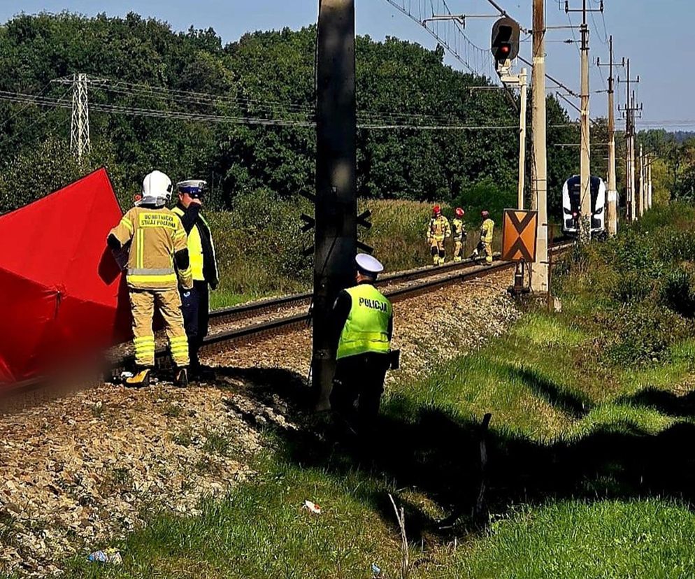 Nowy Dwór. Rowerzysta zginął pod kołami pociągu. Wjechał na przejazd mimo opuszczonych rogatek