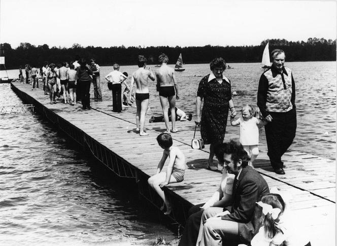 Fotografie prezentujące dzieci i dorosłych wypoczywających na plaży w Antoninie w 1980 r. APK, Urząd Wojewódzki w Kaliszu