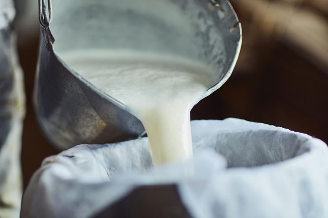 Polacy się nim zajadają. Może powodować stłuszczenie wątroby