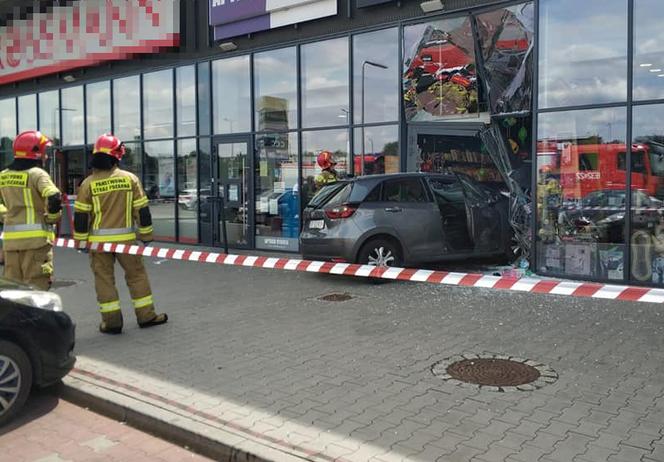 Huknął autem w witrynę sklepu. Drogowa groza w Radzionkowie 