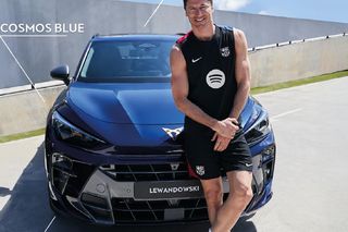 Lewandowski i Szczęsny dostali nowe samochody od… kibiców. Od razu wyjechali na tor