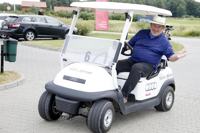 Tadeusz Drozda w sandałach i skarpetkach
