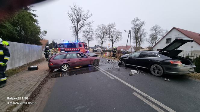 Wypadek w Starym Polichnie dwóch samochodów osobowych