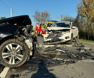 Poważny wypadek pod Mielcem. Czołowe zderzenie forda i hyundaia. 1,5-roczne dziecko zabrał śmigłowiec [ZDJĘCIA]