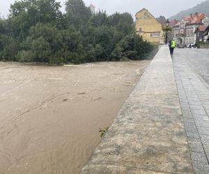 Bardo zatopione. Ulice toną, nie ma prądu, są problemy z siecią