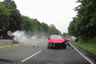 Potężny wypadek na DK88 w Gliwicach. Z samochodu aż wypadł silnik! [WIDEO]