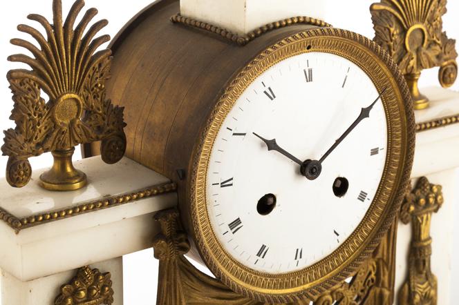 Antyczne zegary - klasycystyczny zegar kominkowy