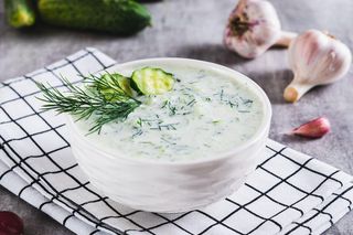 Idealnie zastępuje jogurt grecki. Tzatziki w tej odsłonie to wiosenny hit 