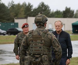 Donald Tusk i Władysław Kosiniak-Kamysz podczas wizyty na Centralnym Poligonie Sił Powietrznych w Ustce