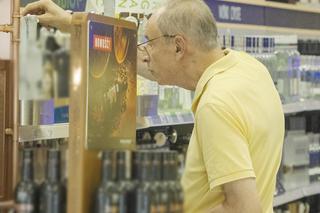 Władysław Teofil Bartoszewski na zakupach