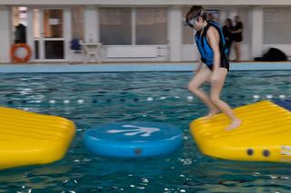 Skoki z wieży i tor przeszkód na basenie przy ulicy Matuszczaka