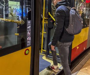 Łukasz Mejza jeździ autobusem