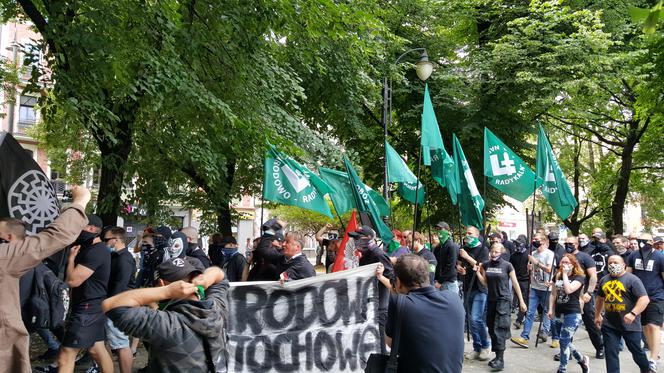 Nacjonaliści przeszli ulicami Katowic. Była też kontrmanifestacja [ZDJĘCIA]