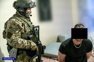 Weszli z hukiem do ich mieszkań! CBŚP rozbiło gang pseudokibiców [ZDJĘCIA]