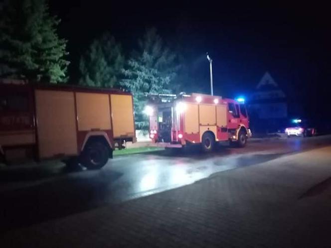 Nocny pożar na Sądecczyźnie. Strażacy dwa razy gasili płonący budynek
