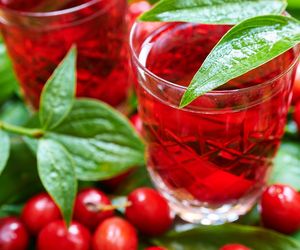 Dereniówka, czyli nalewka z derenia. Przepis na domową dereniówkę, która zachwyca smakiem