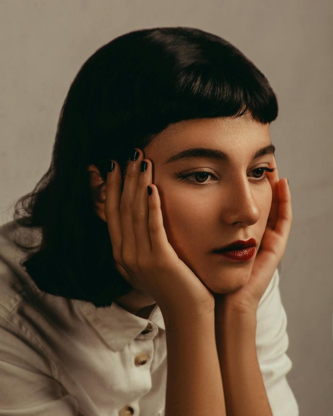 Jesienne trendy w makijażu. Te kolory na ustach i powiekach będą świetnym dopełnieniem ciepłej garderoby