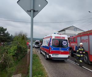 Czołowe zderzenie w Dąbrowie. Wśród poszkodowanych trójka dzieci, trwa walka o życie