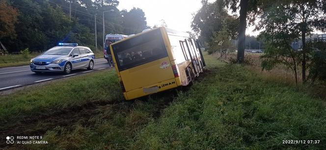 Autobus miejski wjechał do rowu. Kierowca był pijany!