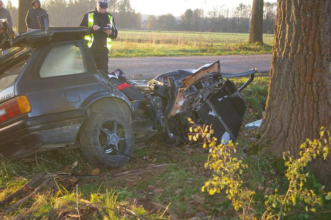 Jeżewo: Wypadek, bmw rozstrzaskało się na drzewie. Kierowca nie żyje