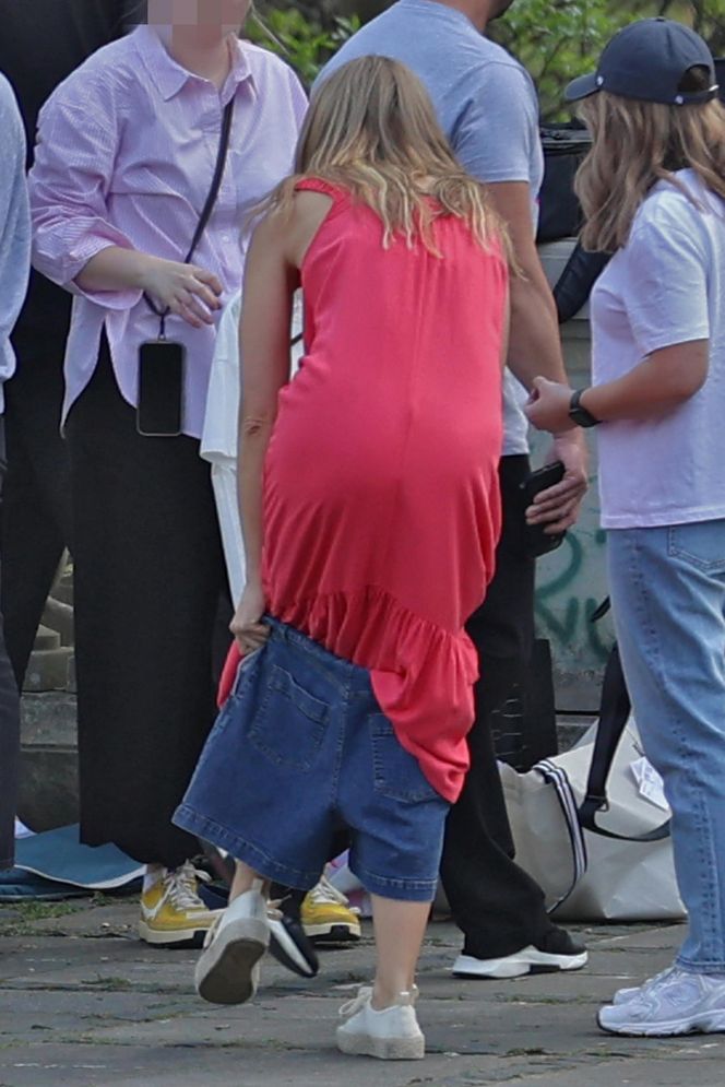 Małgorzata Socha przebiera się w parku