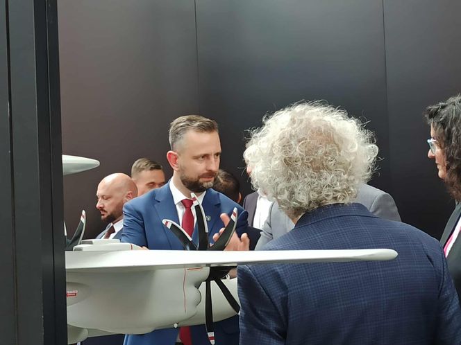 Wicepremier Władysław Kosiniak-Kamysz zwiedzający stoiska na MSPO