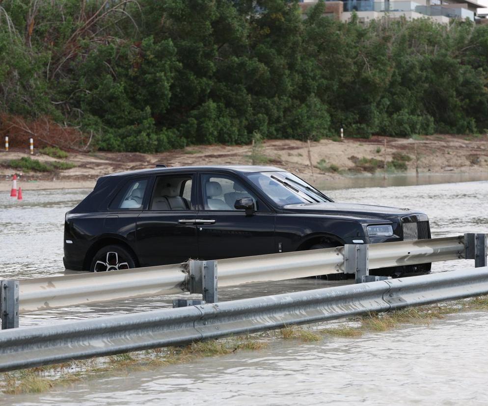 Powódź w Dubaju. Luksusowe samochody pod wodą. Zdjęcia 