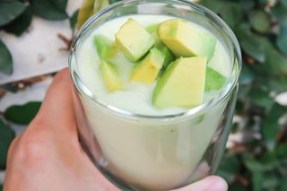 To smoothie pomaga mi zwalczyć ochotę na słodycze. Wystarczą 2 składniki 