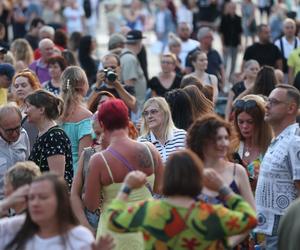 Potańcówka pod Teatrem Śląskim w Katowicach. Tłumy wręcz oszalały ZDJĘCIA