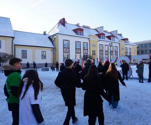 Studniówka miejska w Białymstoku. Prezydent wraz z maturzystami zatańczyli poloneza