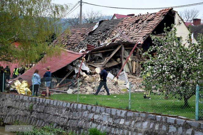 Wybuch gazu zmiótł dom w Ożarach jak domek z kart. Starsza kobieta znalazła się pod gruzami
