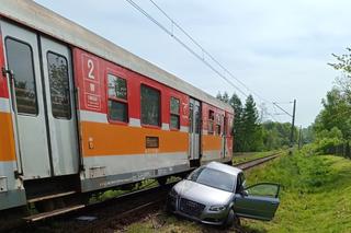 Groza na przejeździe w Bulowicach. Młody kierowca wjechał na tory wprost pod pociąg