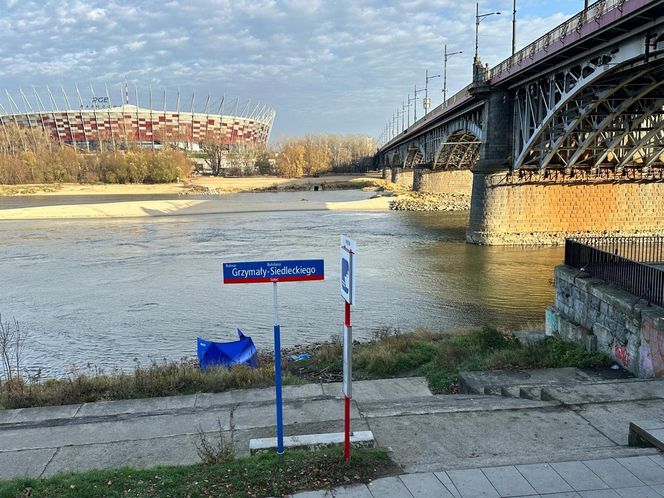 Policjanci przyjechali pod most Poniatowskiego w Warszawie. Rozłożyli parawan i zbierali ślady. Znamy szczegóły akcji