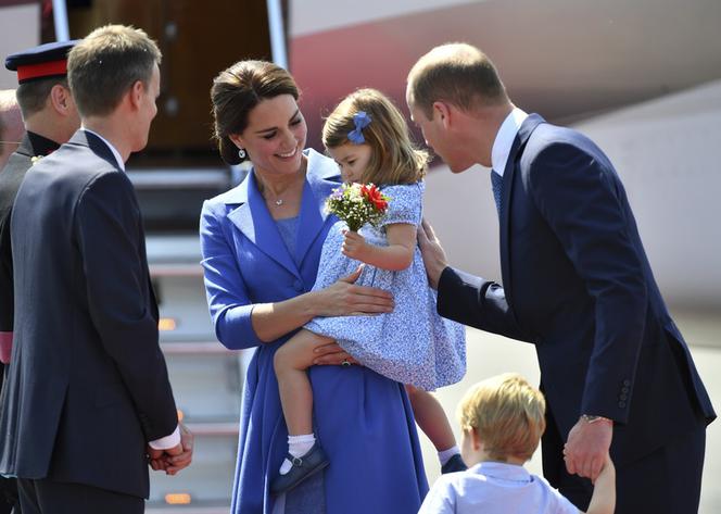 Księżniczka Charlotte z kwiatami
