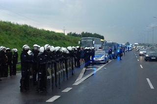 To miał być NAJAZD KIBOLI DINAMA na Warszawę? Policjanci zatrzymali trzy autokary!