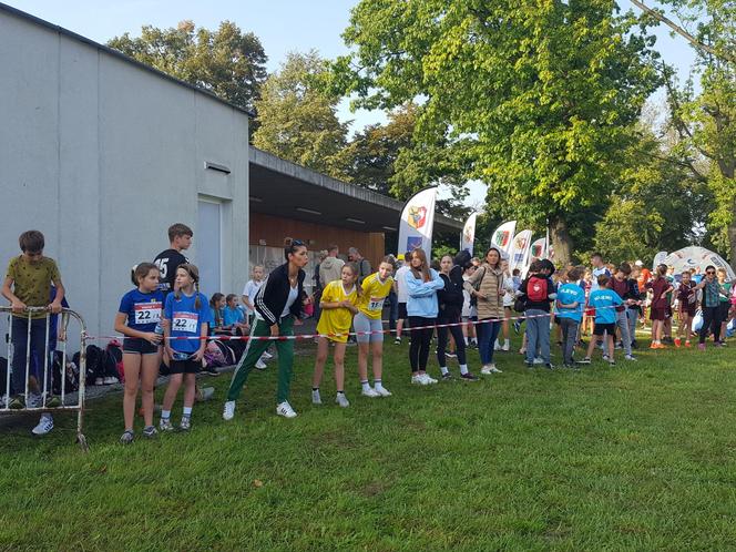 Uczniowie biegają. Sztafetowe biegi przełajowe w Lesznie w nowym miejscu