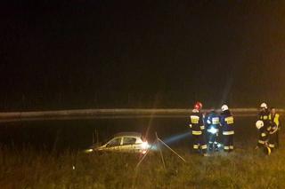 Pobliże A4 w Korczowej: Pijany kierowca wjechał do zbiornika retencyjnego. Ranny uciekł z miejsca zdarzenia [ZDJĘCIE]