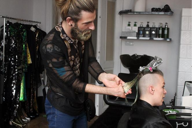 Jednoręki mistrz fryzur