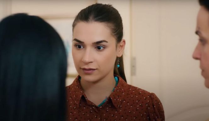 Ege uratuje Zeynep, choć porywacz pchnie ją nożem.