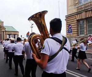 Przemarsz orkiestr dętych podczas finału TTSR 2024