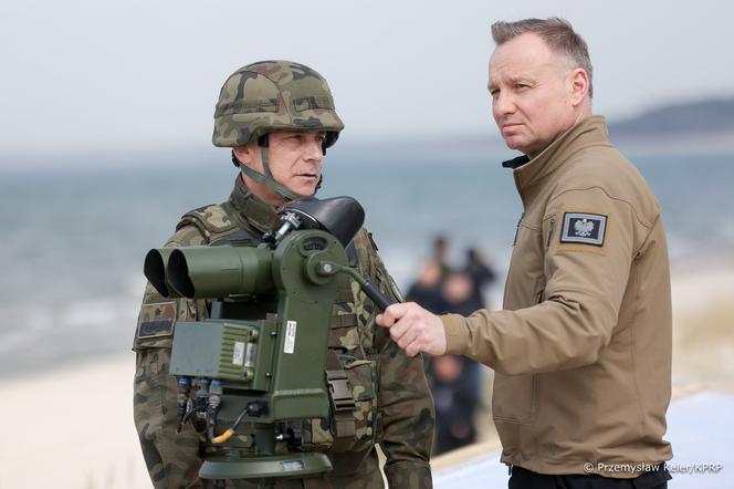 Prezydent Andrzej Duda na ćwiczeniach z żołnierzami w Ustce