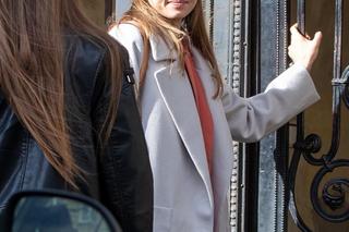 Naturalna Joanna Opozda zmierza na sesję zdjęciową