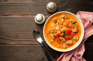 Indyk w sosie chili - genialny patent na wykorzystanie resztek pieczonego drobiu
