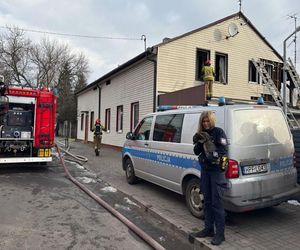 Pożar domu w Pabianicach. Policjanci ewakuowali z płonącego budynku dwie osoby