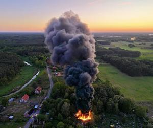 Kłęby czarnego dymu nad okolicą