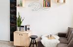 Minimalistyczna aranżacja małego salonu