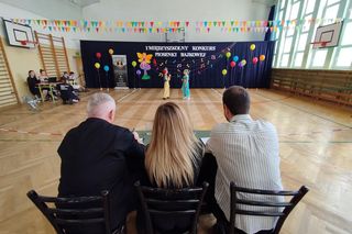 Uczniowie z klas I-III zaprezentowali w SP nr 10 w Siedlcach piosenki z różnych bajek