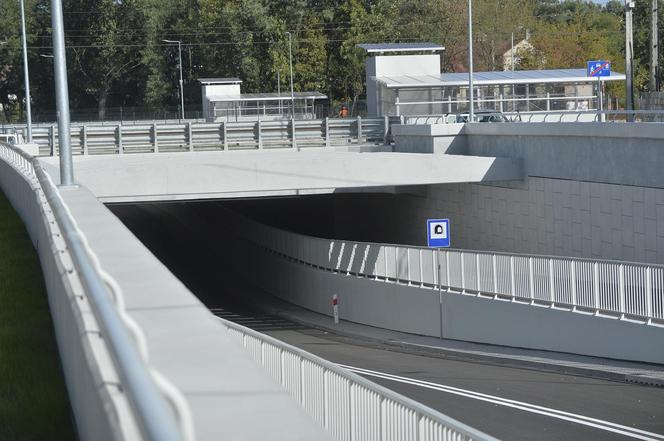 Mieli otwierać tunel w Sulejówku, wyszła klapa. Drogowcy będą musieli zrywać nowy asfalt	