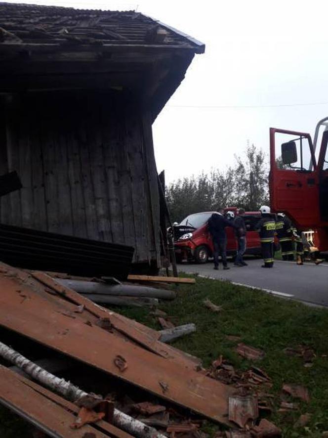 Kicznia. Uderzył samochodem w budynek. Wszystko przez dzikie zwierzę