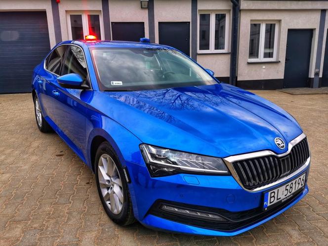 Nieoznakowany radiowóz Skoda Superb w łomżyńskiej policji